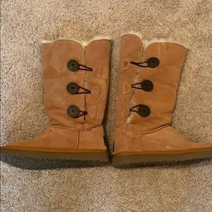 UGG Bailey button triple - chestnut size 8